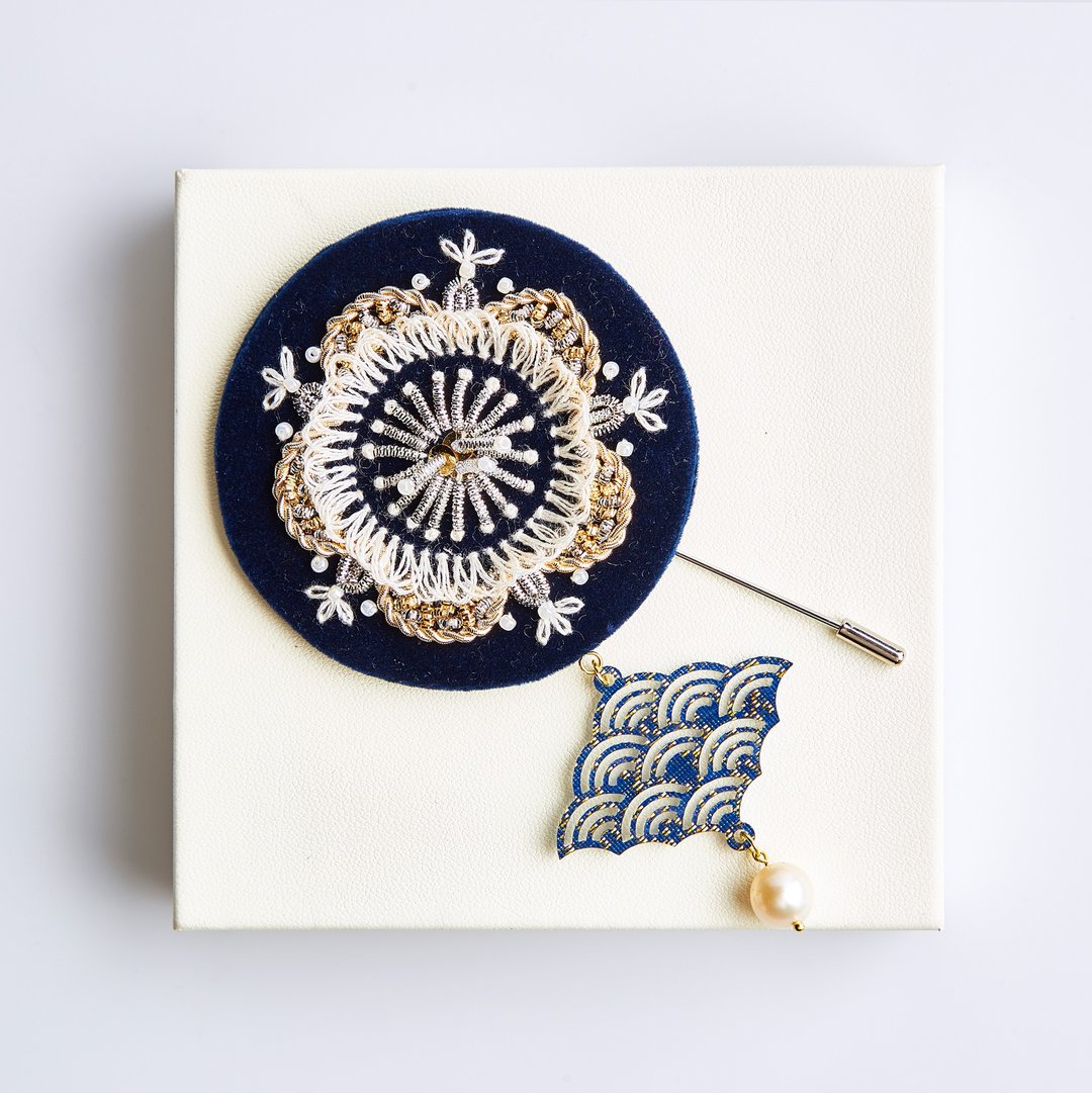 Thai embroidery FLOWER &amp; WATER brooch with natural pearls - 胸针 - 绣线 蓝色