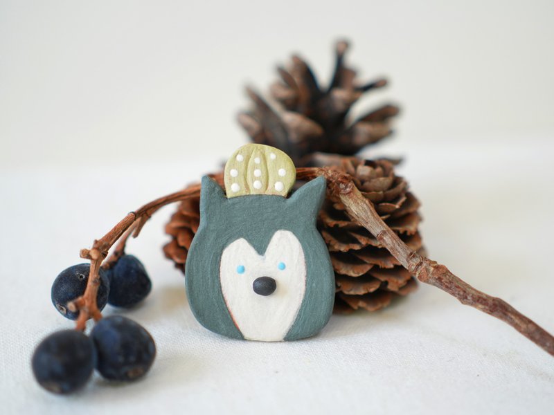 兜毛帽系列•士奇 陶别针 - 徽章/别针 - 陶 多色