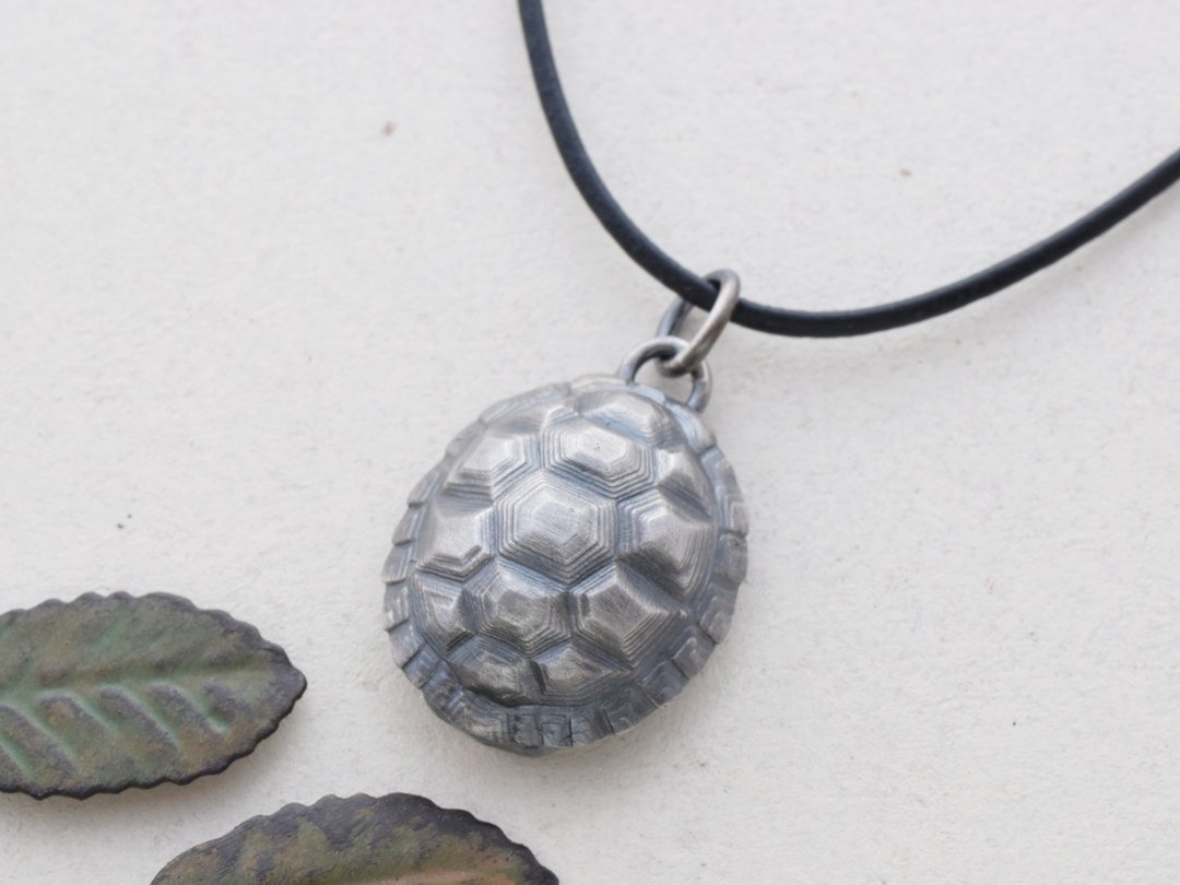 Tortoise shell Silver pendant L size - 项链 - 半宝石 银色