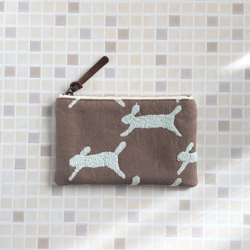 run run run mina perhonen 兔子刺绣 迷你收纳包 手工制作 兔 - 零钱包 - 棉．麻 咖啡色