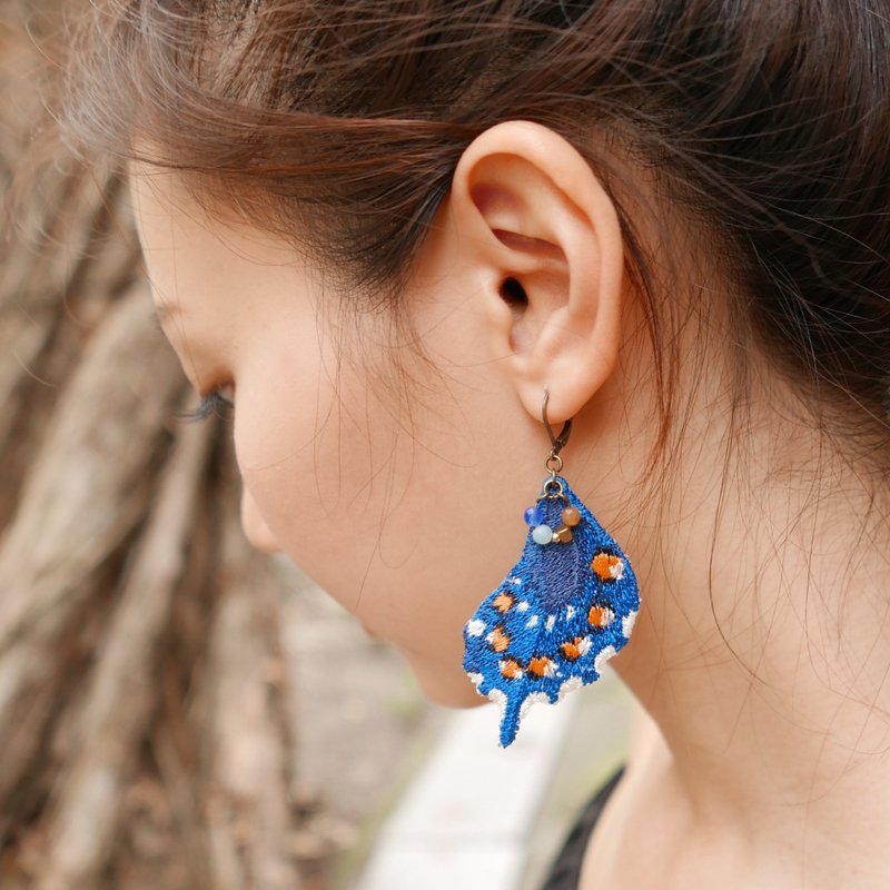 刺绣 蝴蝶 凤尾耳环 / 美洲蓝燕尾凤蝶 - 耳环/耳夹 - 绣线 蓝色