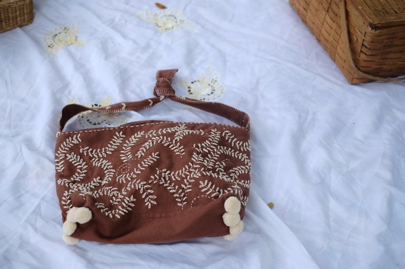 Hand Embroidery Cotton bag - 侧背包/斜挎包 - 棉．麻 咖啡色