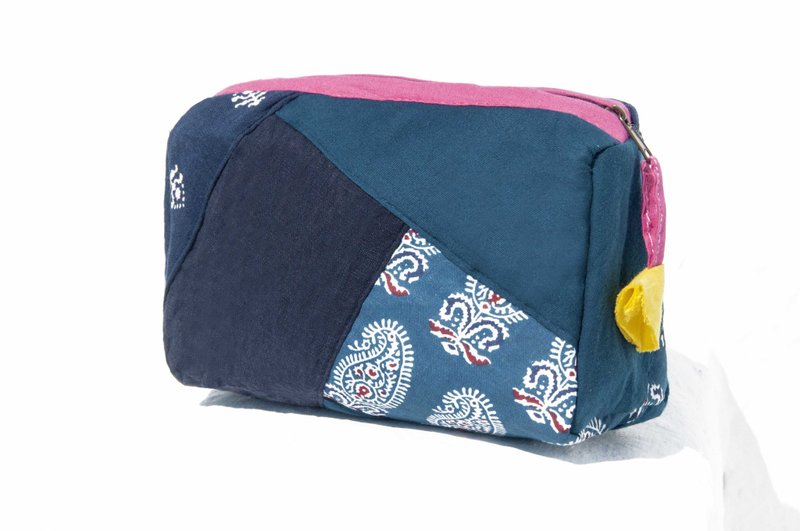 蓝染拼布收纳包/木刻印化妆包/手机包/旅行手拿包-indigo撞色花朵 - 手拿包 - 棉．麻 蓝色