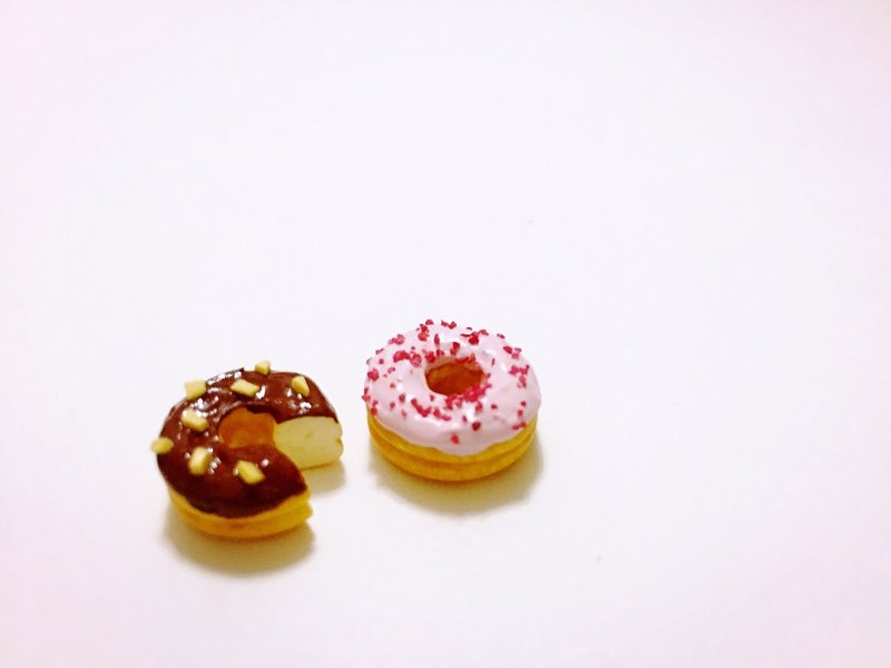 QQ被偷吃一口的甜甜圈耳环组(2个一组) (可改耳夹式) ((满600随机送神秘小礼物)) - 耳环/耳夹 - 粘土 