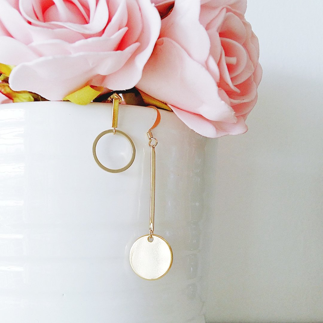 ::极简几何系列:: 简约几何混搭形状个性不对称耳钉耳环 / ::Minimalist Geometric Collection:: Gold Plated Asymmetrical Minimalist Geometric Round Circle Bar Dangle Drop Stud Earrings - 耳环/耳夹 - 其他金属 金色