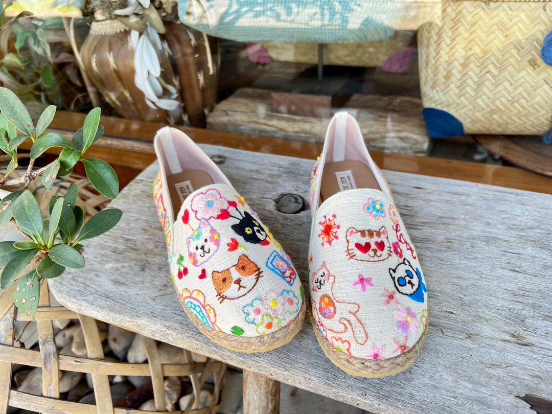 手工刺绣狗和猫便鞋 - 女款休闲鞋 - 绣线 多色