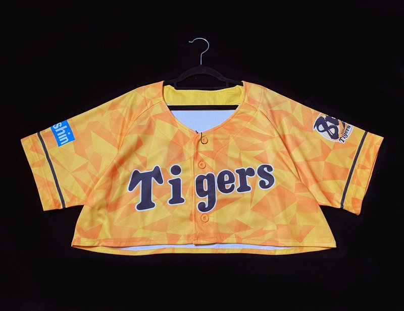 REGETHER 古着改制短版棒球球衣-宽松款-Hanshin Tigers阪神虎-33 - 女装 T 恤 - 棉．麻 橘色