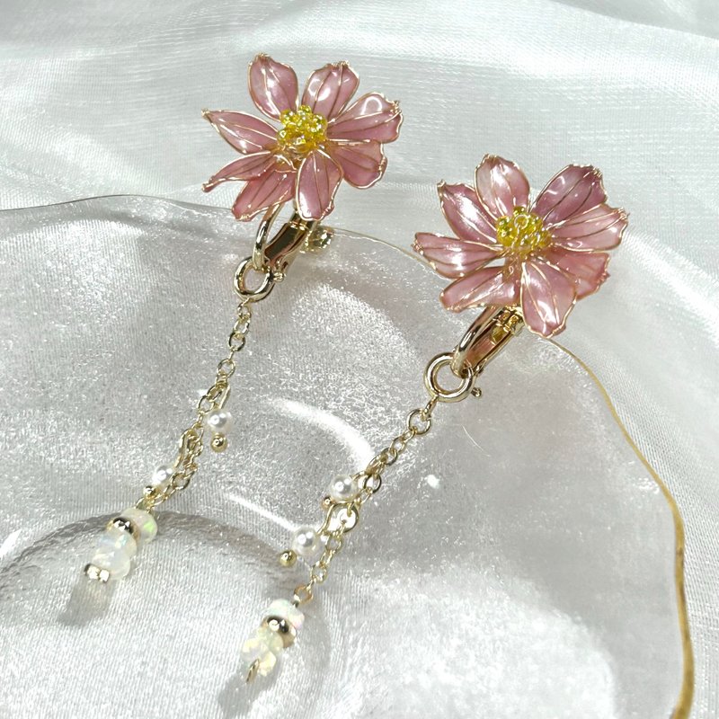 【粉色波斯菊x蛋白石 - 水晶花耳环】十月生日花 生日石 花言日和 - 耳环/耳夹 - 树脂 