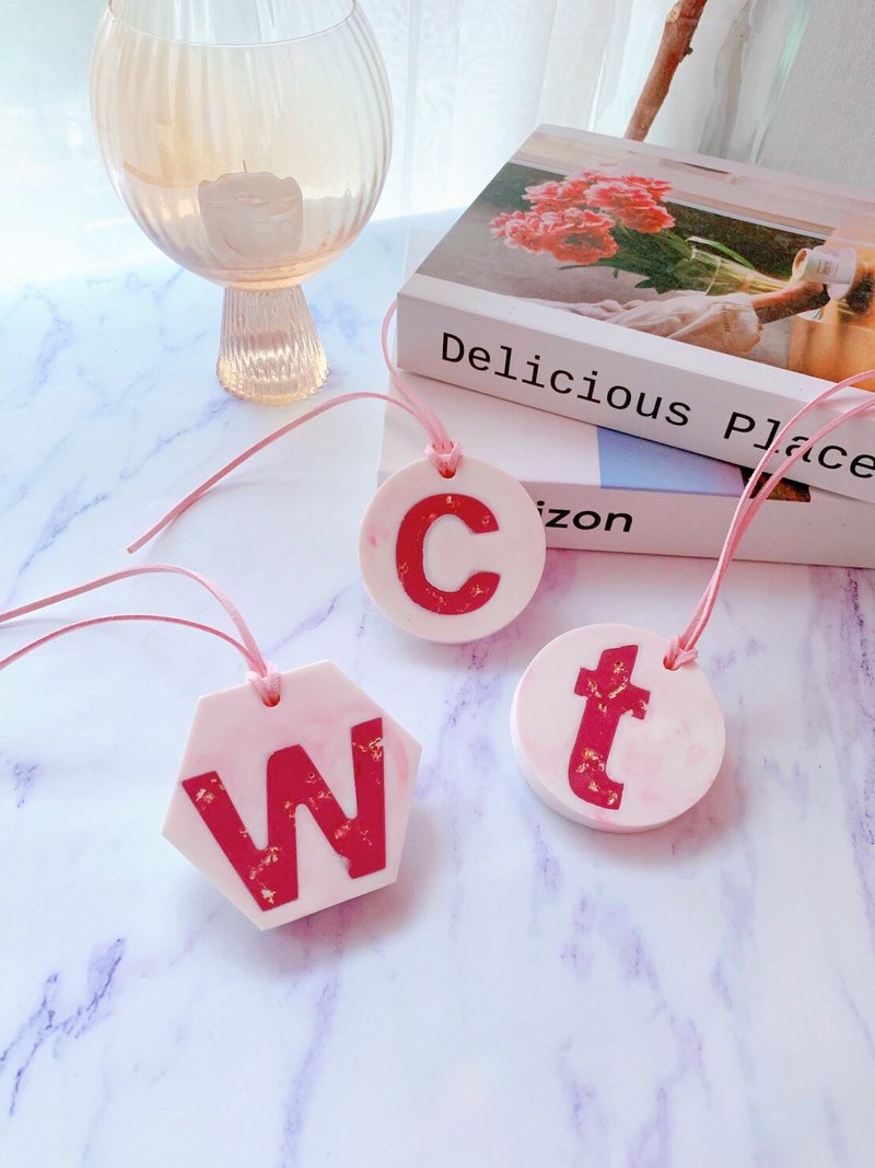 LOTUS 金箔字母香氛扩香吊牌(两入组) - 香薰/精油/线香 - 其他材质 