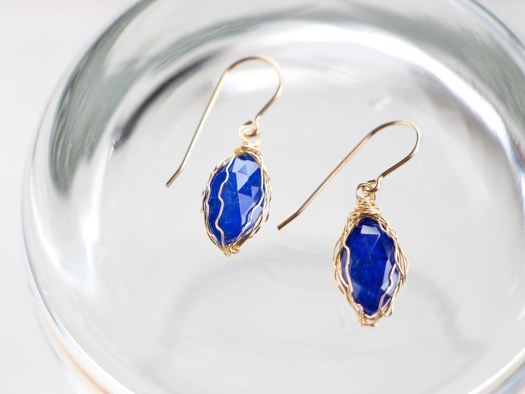 14kgf- lapis lazuli wave wrap pierced earrings /can change to clip-on - 耳环/耳夹 - 其他金属 蓝色