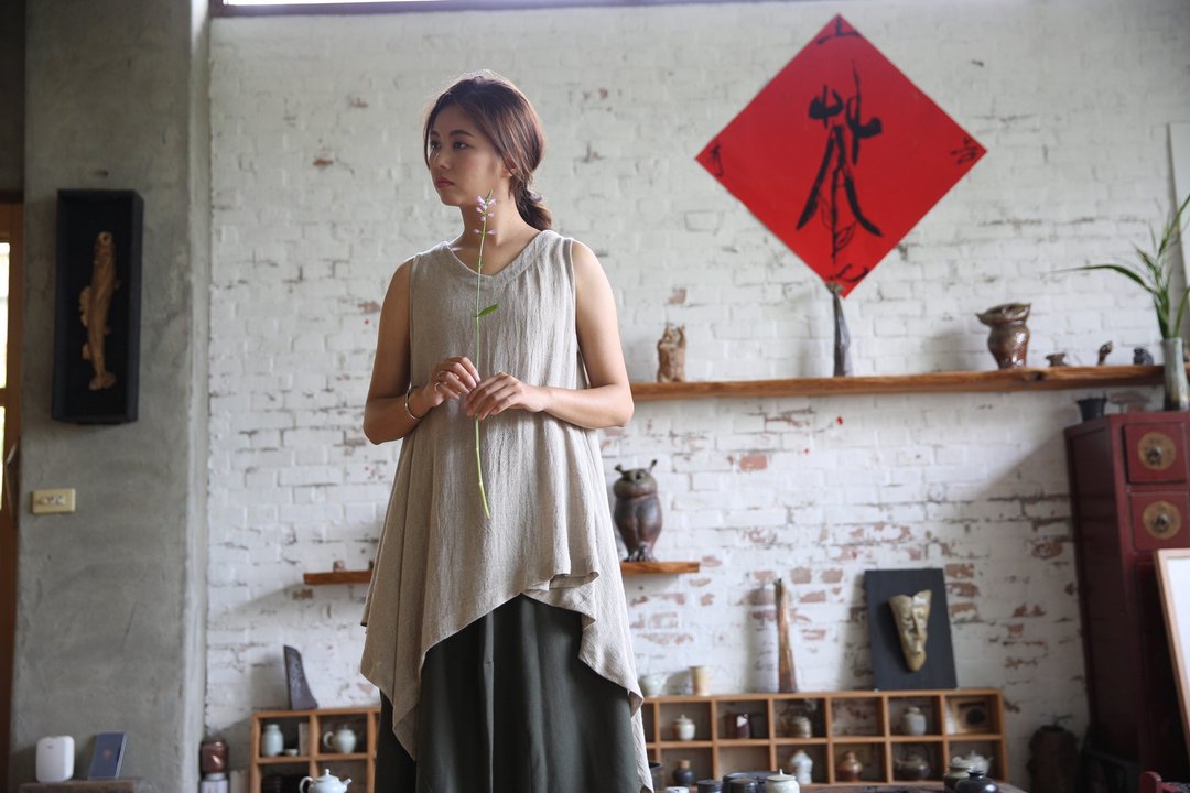 天然黑麻布立体裁剪不对称无袖上衣 - 女装背心 - 棉 