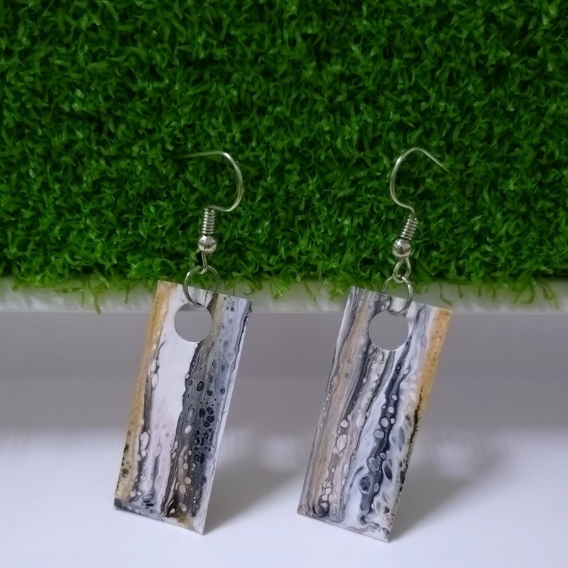 黑与白色和金色的双面细胞感耳环 - 耳环/耳夹 - 环保材料 多色