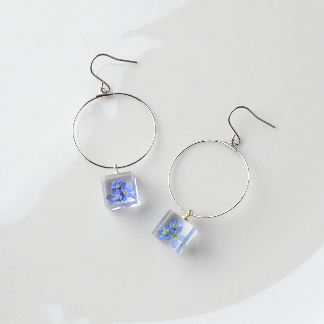 Forget-me-not Circle Earrings Titanium/ Silver Color - 耳环/耳夹 - 其他金属 蓝色