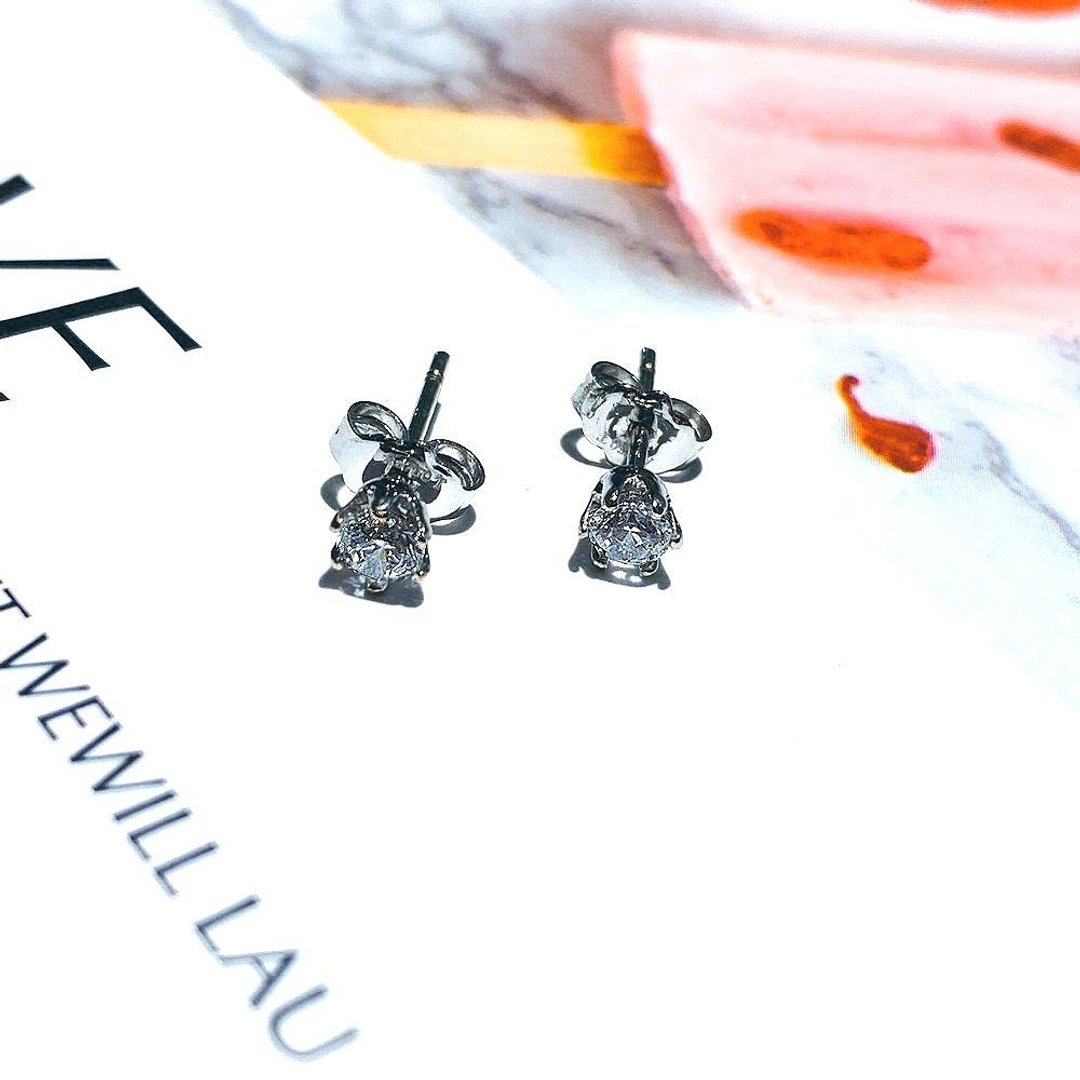 Eli Jewelry璀璨闪耀六爪圆形锆石18K白金耳环 附金饰保证卡 - 耳环/耳夹 - 贵金属 银色