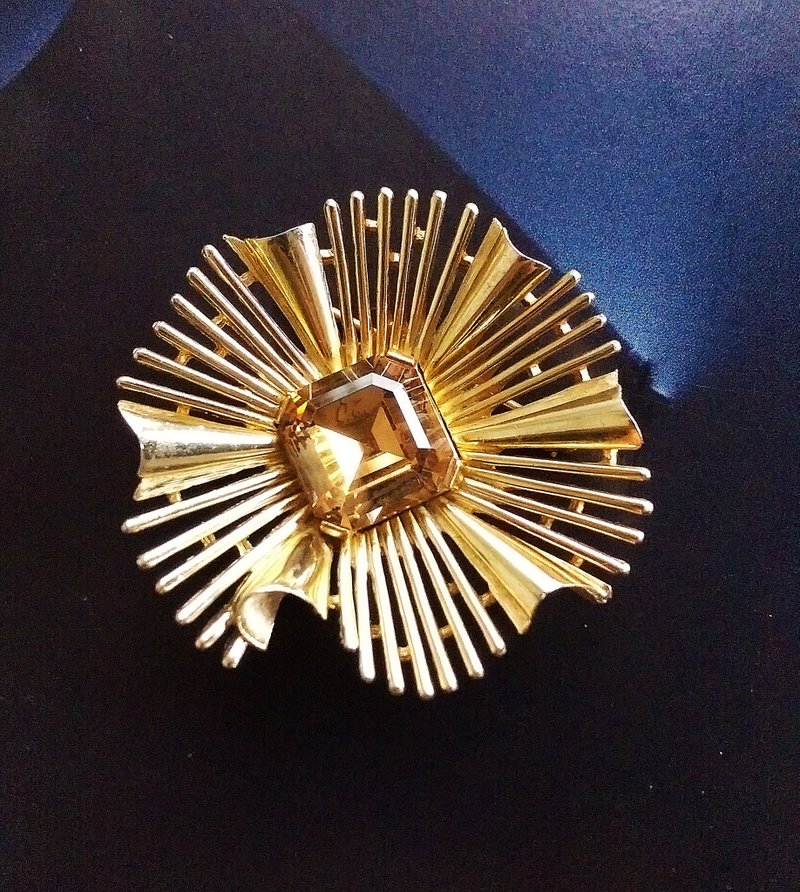 Vintage Jewelry 西洋古董饰品 TRIFARI 金色调 几何放射 别针 - 徽章/别针 - 其他金属 金色