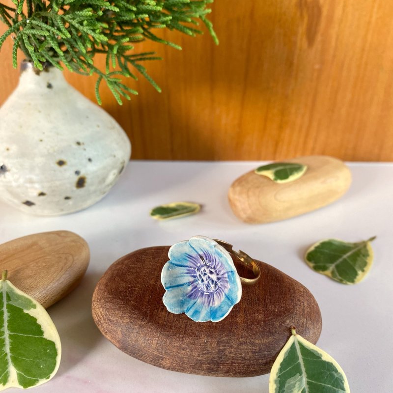 花朵戒指 ( no 21 ) / 陶瓷戒指 / 手作 - 戒指 - 陶 白色