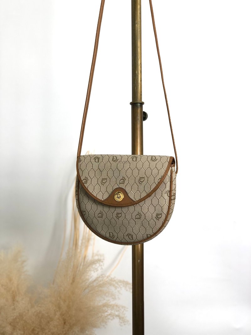 【 日本直送 名牌中古包 】Christian Dior 缇花纹 侧背包 米色 Logo PVC 皮革 圆形 vintage 6kz754 - 侧背包/斜挎包 - 防水材质 咖啡色