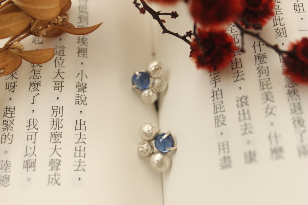 【蓝泡沫】纯银耳环 蓝晶石耳针 设计师手作商品 - 耳环/耳夹 - 纯银 蓝色