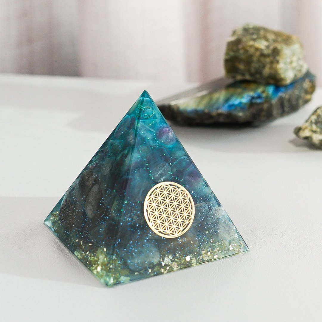 预订【蓝发晶、彩萤石】奥根水晶能量金字塔 Orgonite 6x6cm - 摆饰 - 水晶 多色