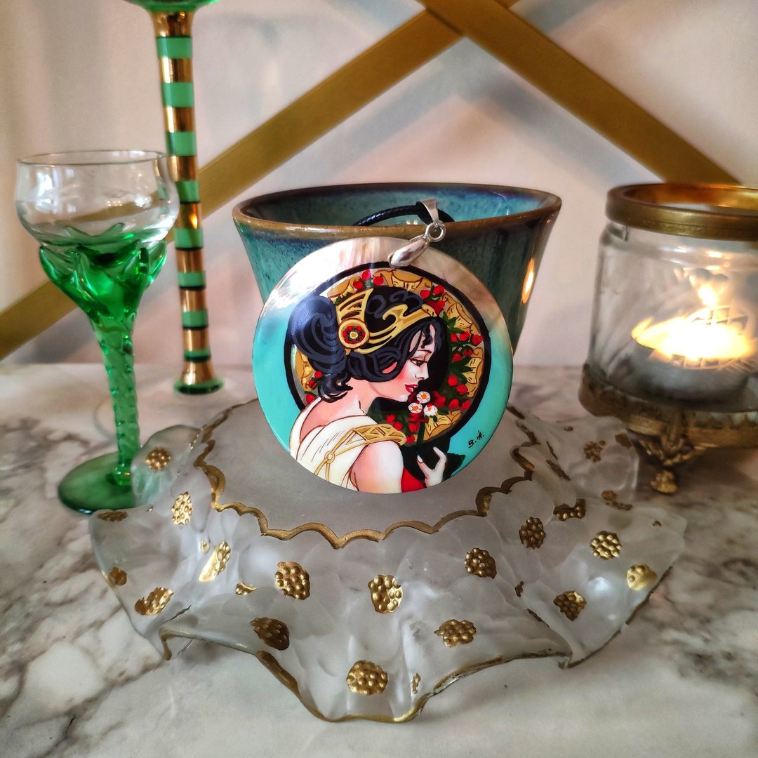 Alphonse Mucha 设计的 Primrose 项链镶嵌在精美项链上。时尚手工艺术饰品 - 项链 - 贝壳 绿色