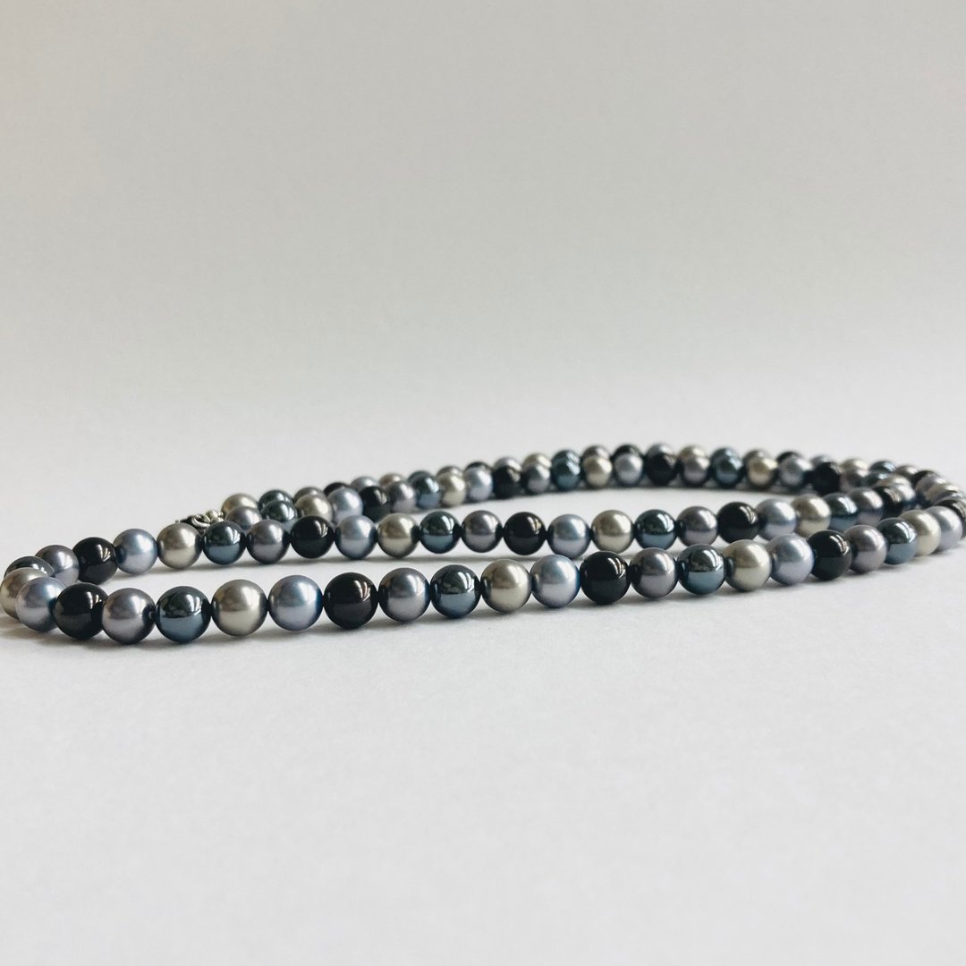 玻璃珍珠混色歌剧院项链 / 8mm 约 80cm / 黑色x灰色混色 / 日本制造 - 项链 - 玻璃 黑色