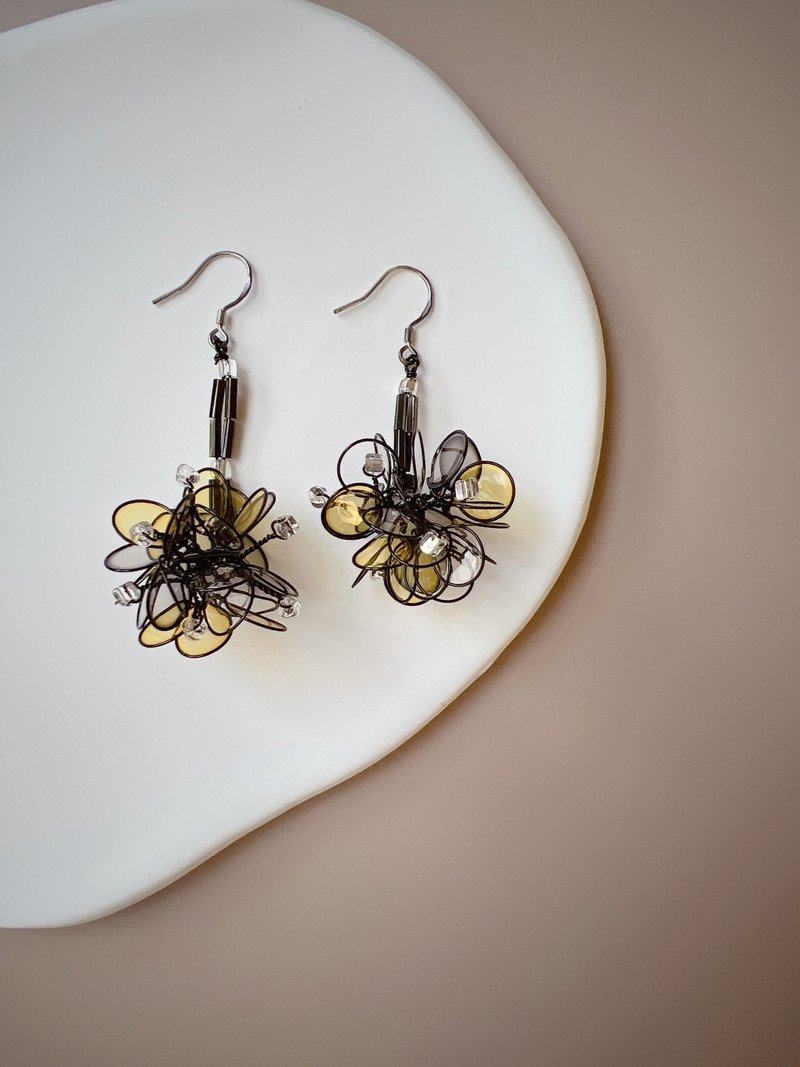 月光光心慌慌 花球不对称垂坠式树脂耳环 - 耳环/耳夹 - 树脂 黑色