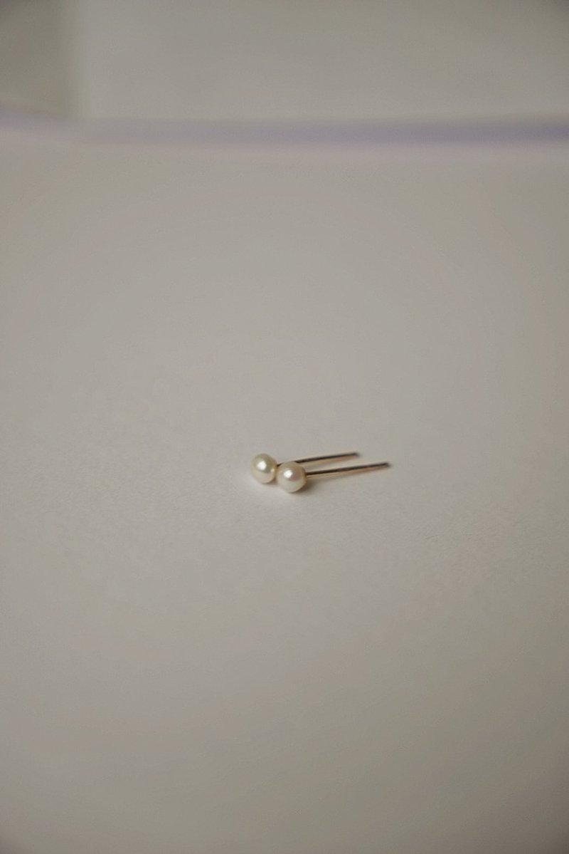 CERES 迷你珍珠小耳钉 白珍珠耳环 养耳棒 SV925/14KGF - 耳环/耳夹 - 珍珠 白色