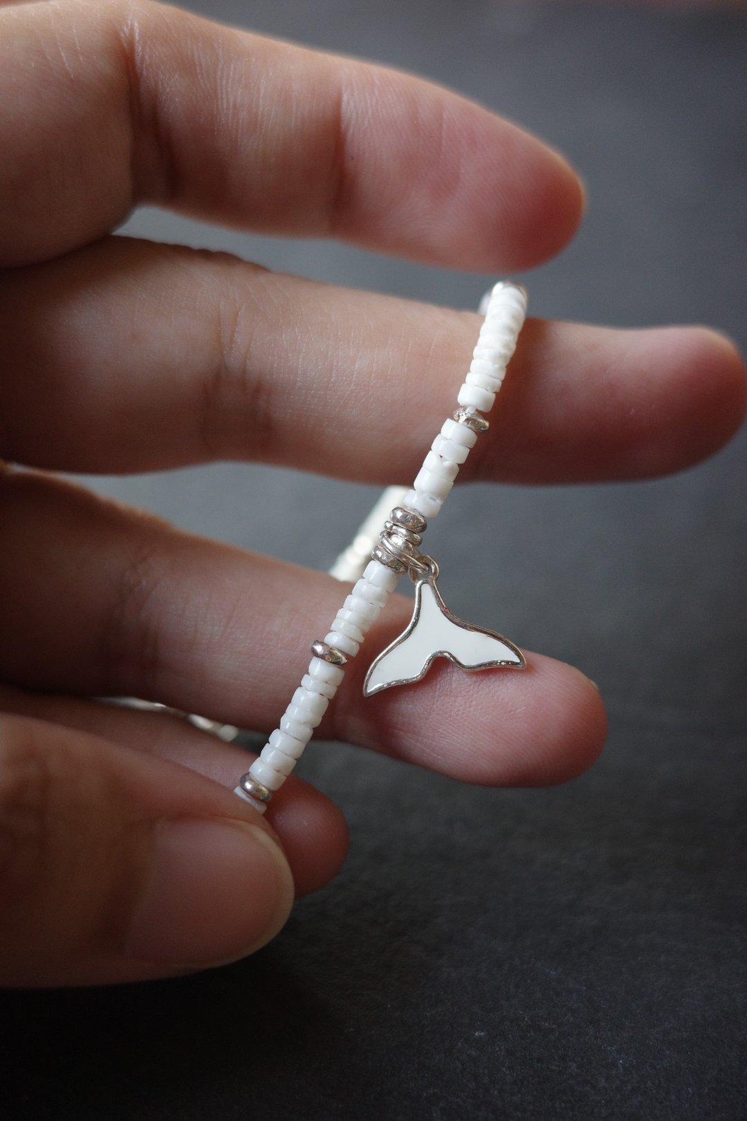 【 艳阳海 】-贝壳珠鲸鱼尾手链 - 手链/手环 - 贝壳 白色