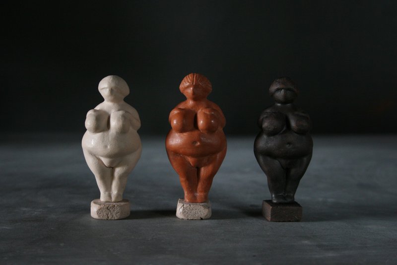 Paleolithic goddess venus figurine  Earth great mother Venus willendorf statue - 花瓶/陶器 - 粘土 白色