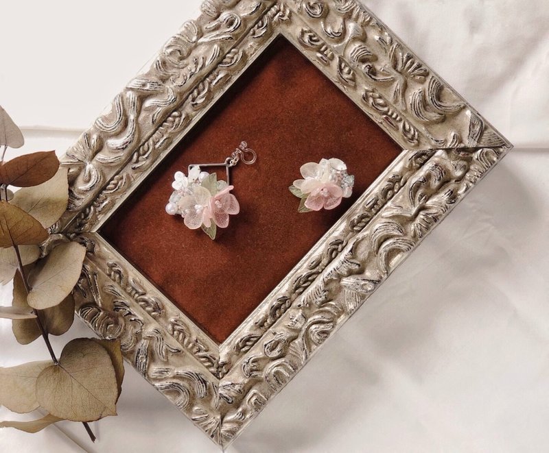 手作耳环 耳夹耳针 永生绣球花  uv胶 缝珠 / 妙龄少女 - 耳环/耳夹 - 植物．花 粉红色