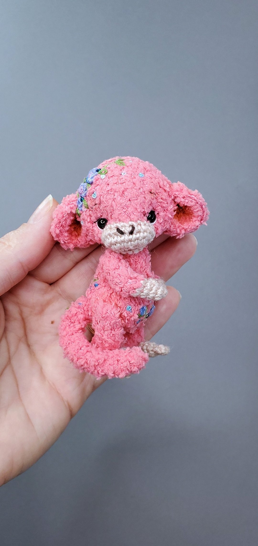 Miniature crocheted fluffy monkey. Ooak teddy monkey. Collectible figurine. - 玩偶/公仔 - 棉 粉红色