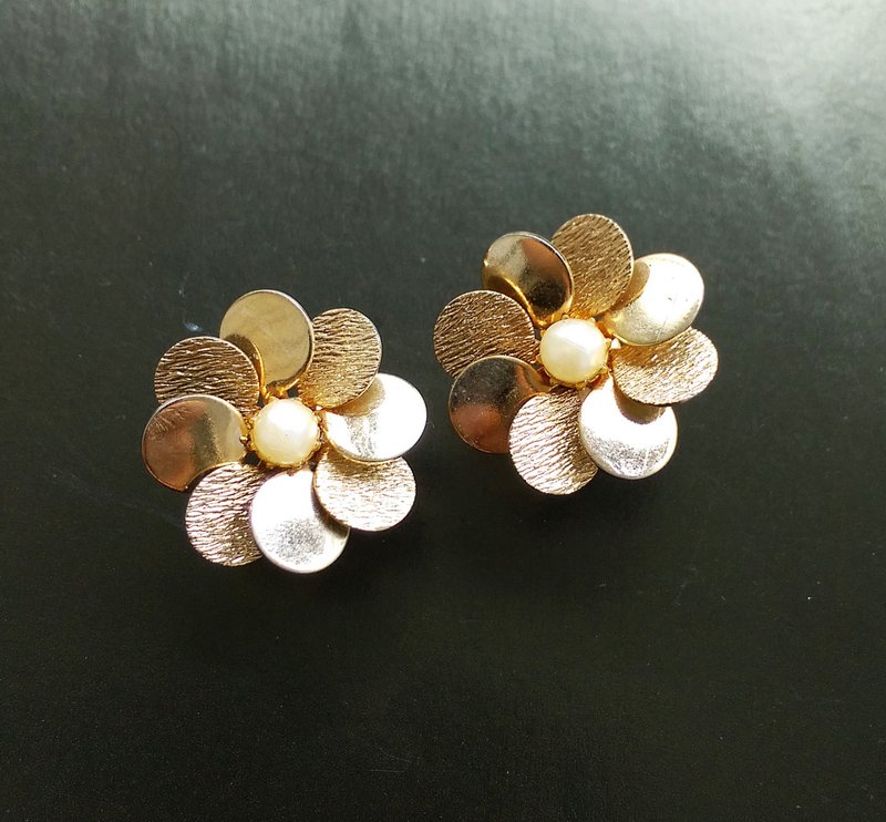 Vintage Jewelry 西洋古董饰品 立体花形 圆瓣仿珠 栓式耳环 - 耳环/耳夹 - 其他材质 金色