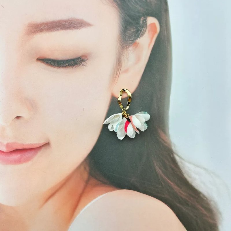 Coconut 椰子小巧可爱清凉花布特殊金件耳环 - 耳环/耳夹 - 树脂 多色