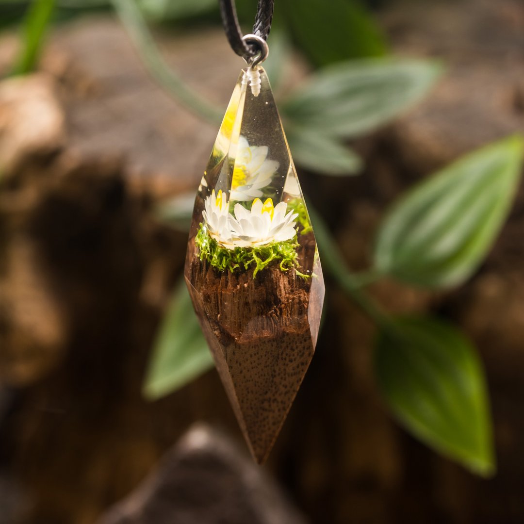洋甘菊|| 吊坠水晶在黑暗的干花和苔藓中发光 - 项链 - 木头 白色