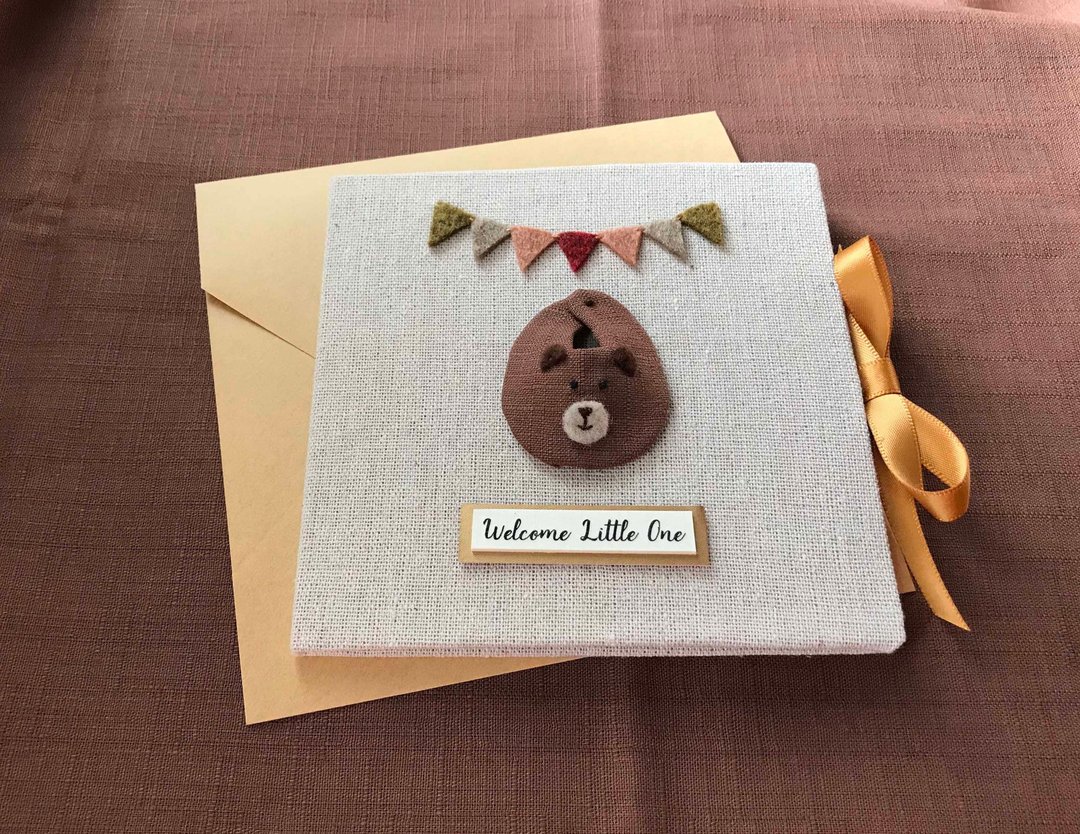 小小围兜的祝福 手工卡片 生日卡 Handmade Baby card - 小熊 - 卡片/明信片 - 其他材质 多色