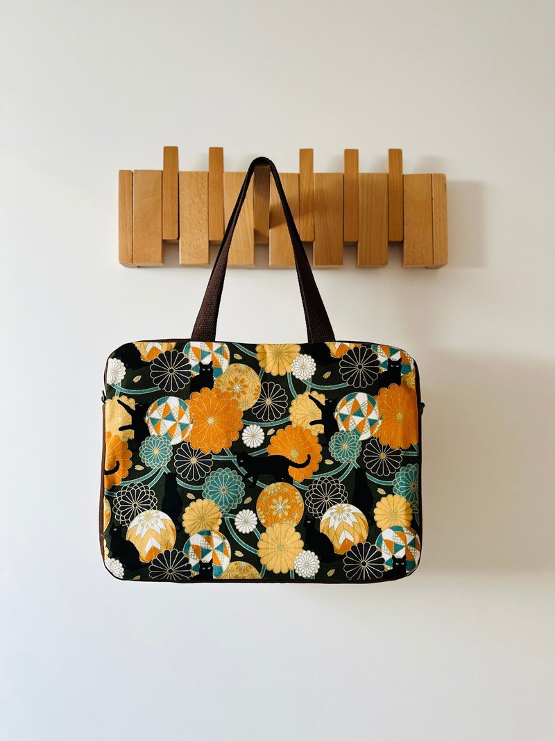 英国制作 日系可爱猫猫 夹棉电脑包笔电袋 可调节肩带 - 电脑包 - 棉．麻 多色