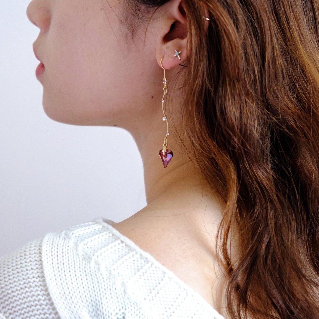 Scarlett | 高贵华丽Swarovski 心形水晶波浪闪钻耳环 | 女人味 - 耳环/耳夹 - 水晶 金色