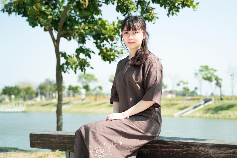 织足-手染蜡染洋装 花好月圆 - 洋装/连衣裙 - 棉．麻 咖啡色