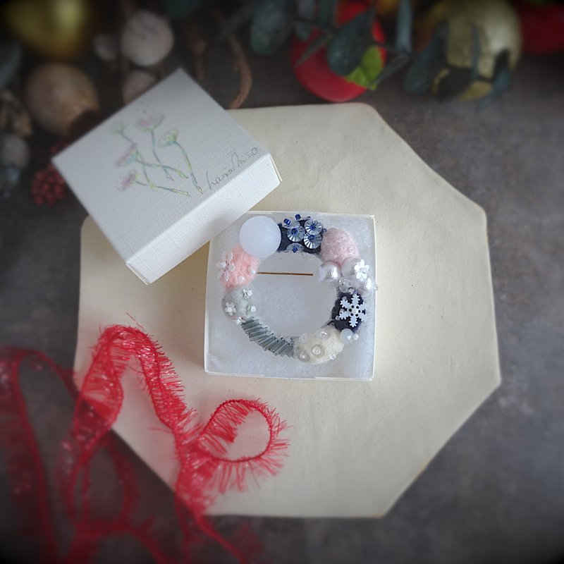 满溢珠饰与羊毛刺绣的圣诞圆形胸针 (赠送装饰挂绳) - 胸针 - 绣线 橘色