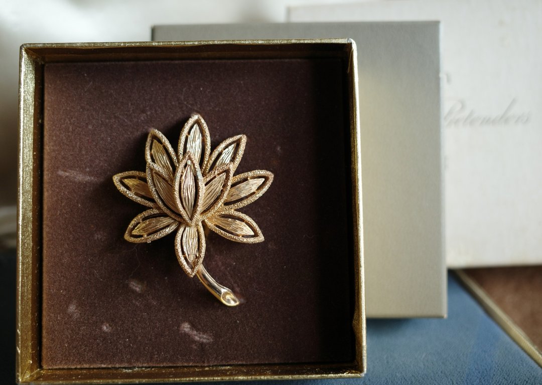 古董金色小花别针 胸针 AVON 1971 年 T03 - 胸针 - 其他金属 银色