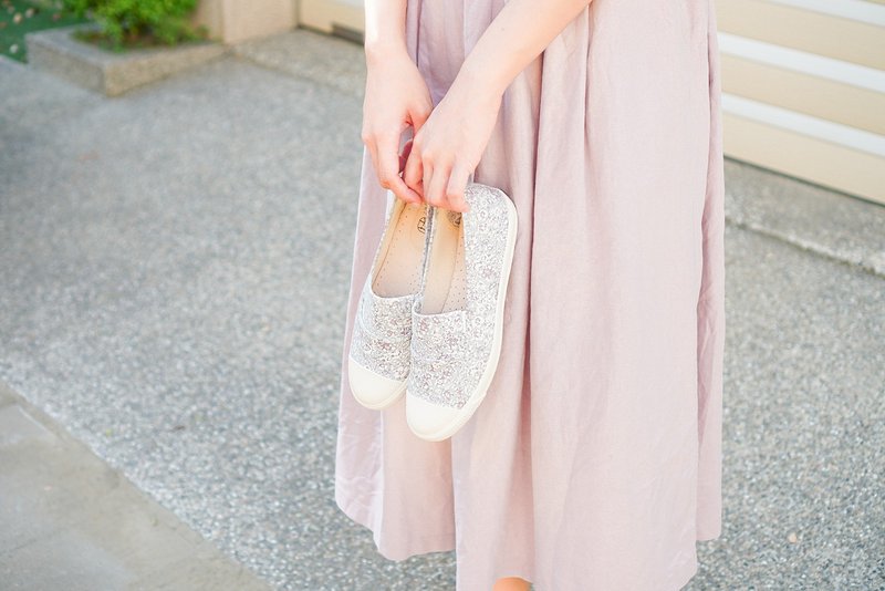 一人份的幸福 | 回购No.1.菓菓日.清晨花园.修饰肤色.好入脚.皮垫 - 女款休闲鞋 - 棉．麻 银色