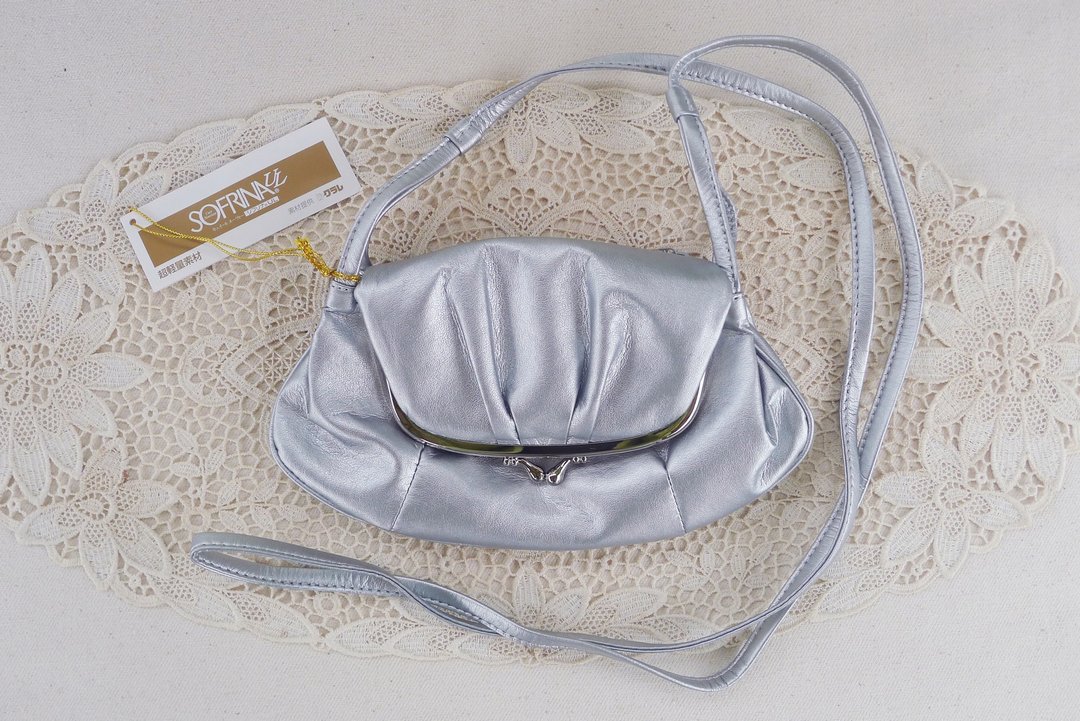 Rare and unique Design Japanese Vintage deadstock Silver Metallic cross body bag - 侧背包/斜挎包 - 真皮 银色