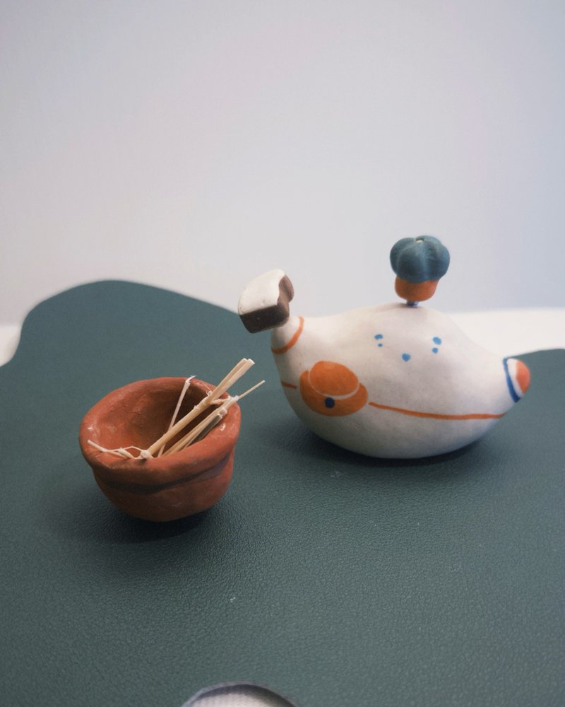 小土怪陶偶公仔•手绘橘口金包款•道具可自由更换位置•手作礼物 - 摆饰 - 陶 蓝色