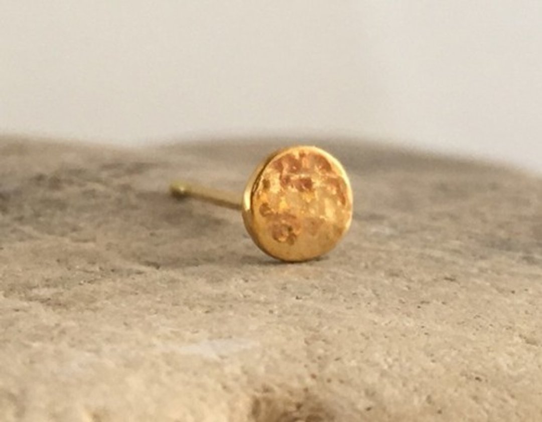 K22 golden full moon stud earrings for one ear - 耳环/耳夹 - 其他金属 