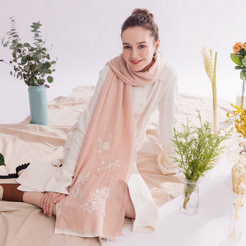 【轻奢】Aoede柔美烟花蕾丝刺绣纯羊绒Cashmere围巾-干燥玫瑰粉 - 围巾/披肩 - 其他材质 粉红色