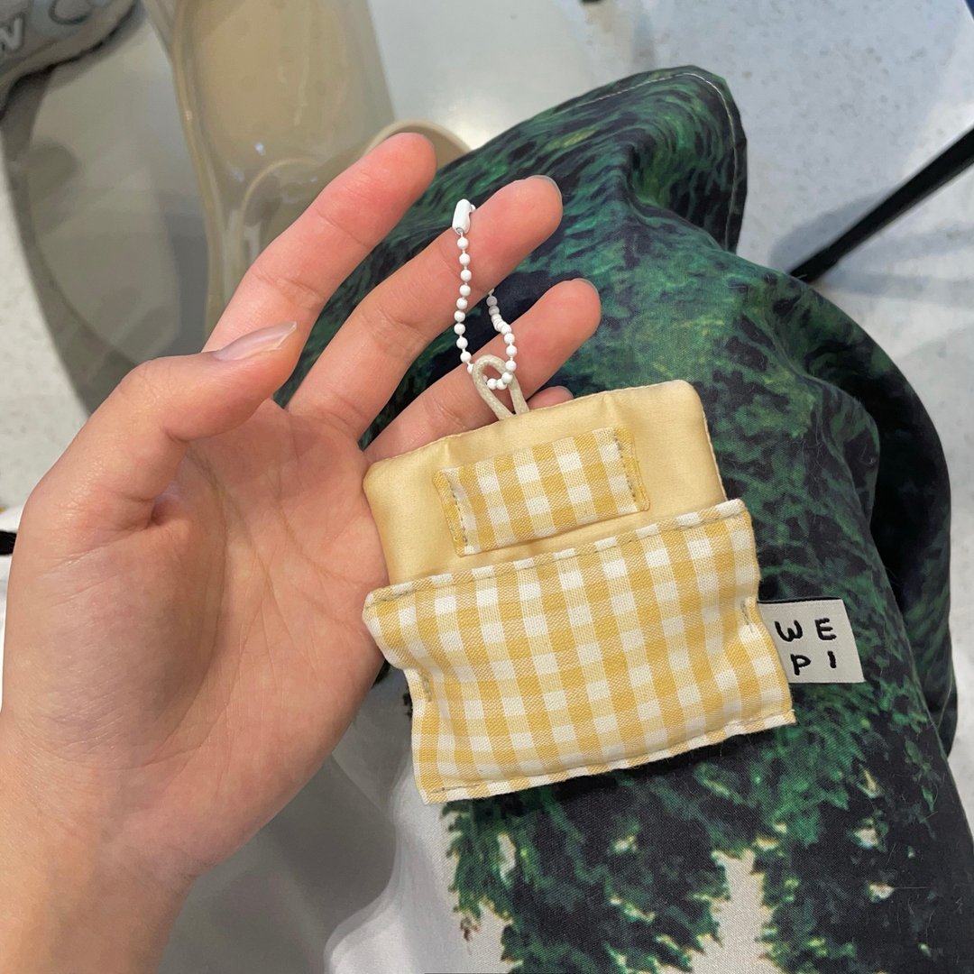 小苍兰寝具钥匙圈(8X8cm)/手工迷你娃娃礼物吊饰微型 - 玩偶/公仔 - 其他材质 黄色
