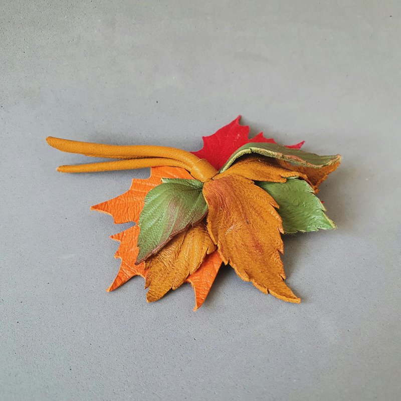 皮革胸針 Leather brooch autumn leaves for her or for him Leather jewelry - 胸针 - 真皮 多色
