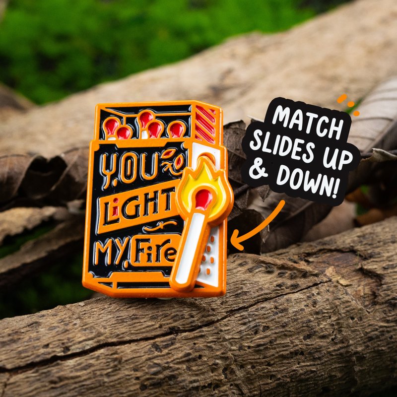 你点燃我的火焰 滑动珐琅别针 — 可动火柴盒别针 | 火热字体设计 - 胸针 - 其他金属 橘色