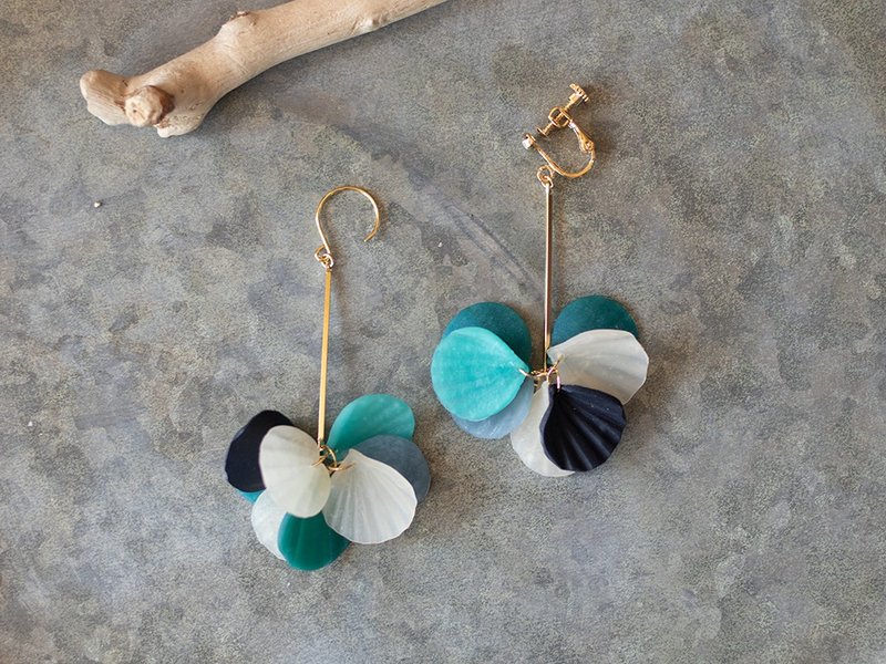 Petal earrings /  peacock blue - 耳环/耳夹 - 粘土 蓝色