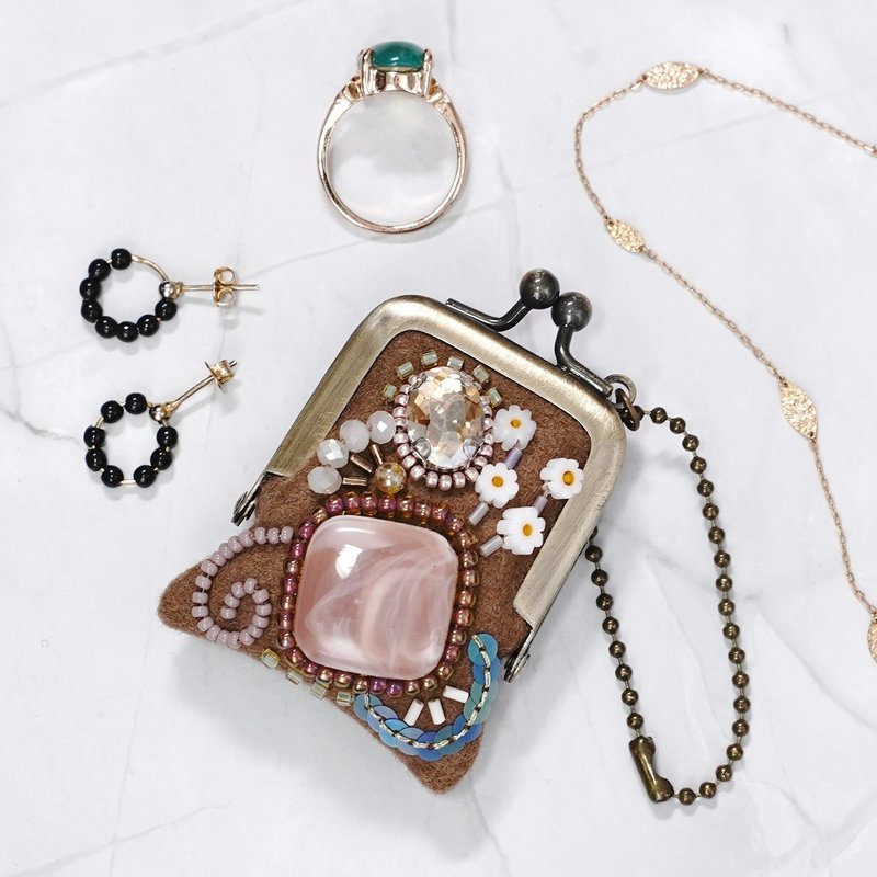 迷你珠饰刺绣零钱包 No.86, 驼色×羊毛, 可作项链・包包吊饰, 饰品收纳盒, 独一无二 耳环 新娘饰品 耳夹 - 吊饰 - 羊毛 咖啡色